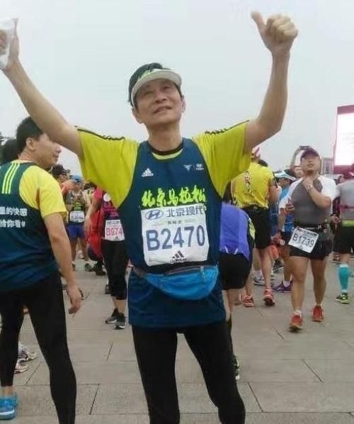 耳机|72岁老人坚持跑步48年“上了瘾” ,头发乌黑被孙辈叫叔叔