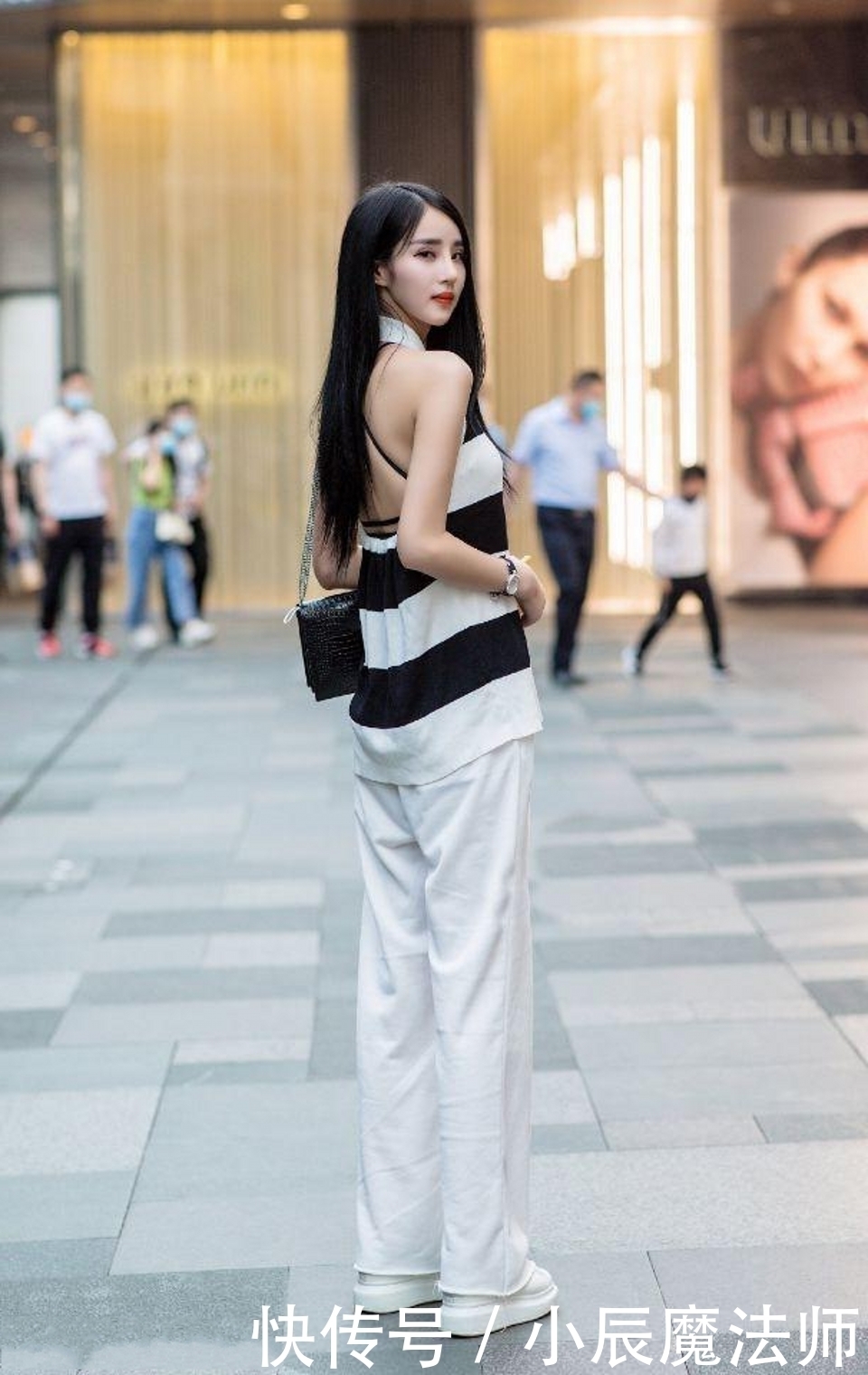 路人街拍,美女格子衬衣搭配热裤,简单又随性