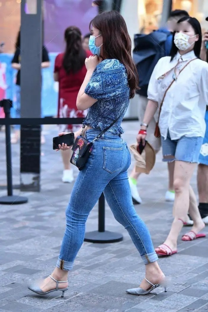 女生们 牛仔裤配高跟鞋尽显好身材,提升自信回头率爆棚