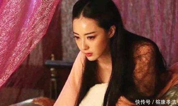 皇帝在诵经,侍女一旁偷笑,皇帝一来气,拉着