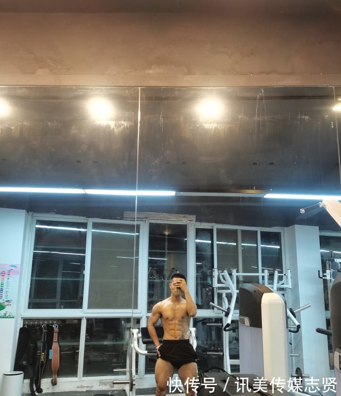 人鱼|肌肉小哥被迫营业，胸肌发达，人鱼线漂亮，太好看了！