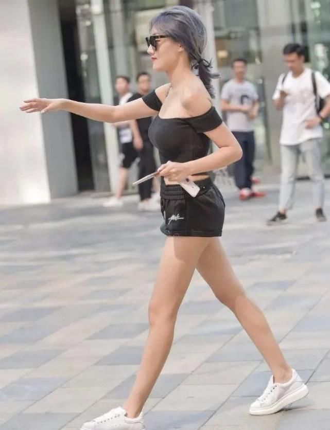 小姐姐|夏日如何穿搭的清凉时尚一字肩短衫+牛仔短裤，知性又显气质