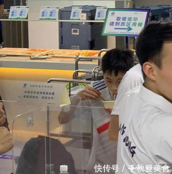 全红婵吃面条表情搞笑!红姐吃得心满意足,露出坏笑惹人怜爱