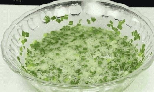 正宗的韭菜炒鸡蛋做法，鸡蛋滑嫩，韭菜翠绿不出水，越吃越香