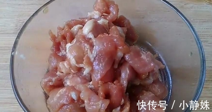 酒店|肉片用淀粉腌制是不对的！酒店大厨教你2个诀窍，肉片香嫩更入味
