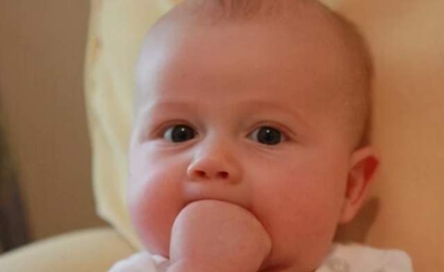 喜欢|宝宝喜欢“啃手指”，家长应不应该阻止？这几个方面需要了解