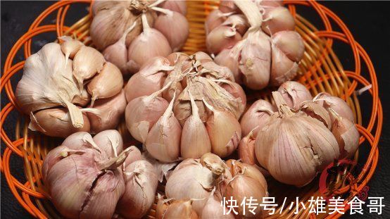 今天才知道，往大米里放6颗大蒜，作用这么厉害，一年省下好多钱