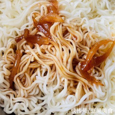 滋味|#不容错过的鲜美滋味#洋葱鸡肉拌面，秒杀葱油拌面