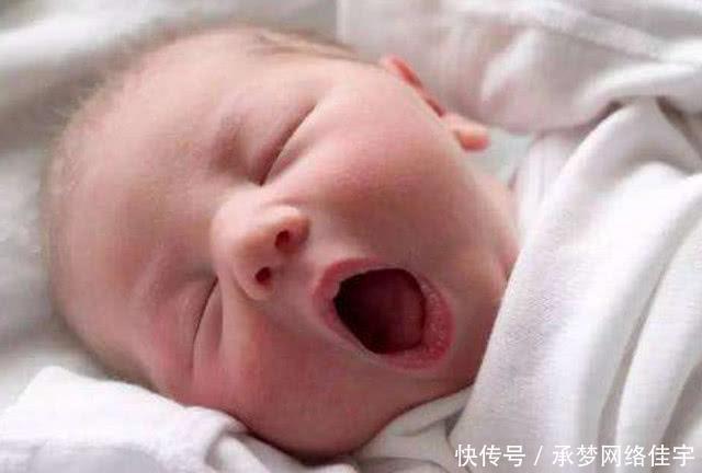 宝宝睡觉时若有3个动作,说明脑部发育相当不错,是个聪明娃