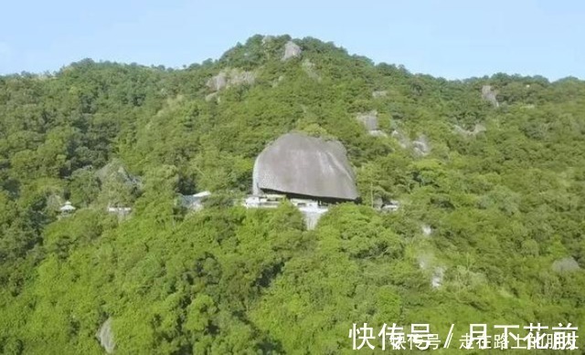 香火|我国一寺庙被压在一巨石之下：距今400年仍十分坚固，香火十分旺盛