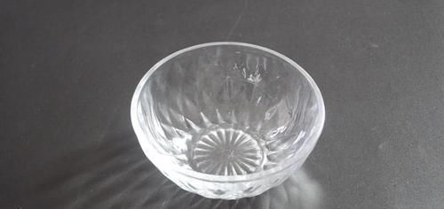 擦玻璃别用水了,教你用一秘招,擦完的玻璃光亮如新,方法太棒了