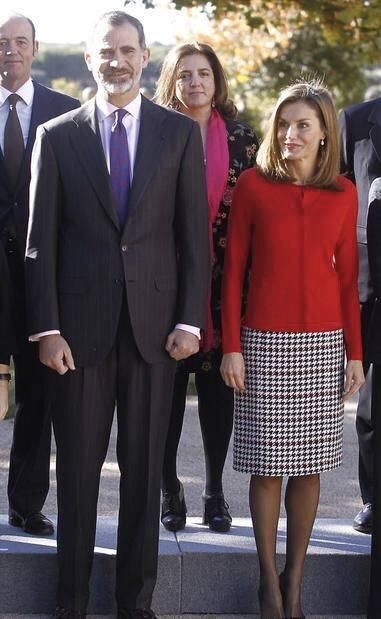 西班牙王后真会穿，千鸟格裙配红衣优雅高级，再披件大衣好气派