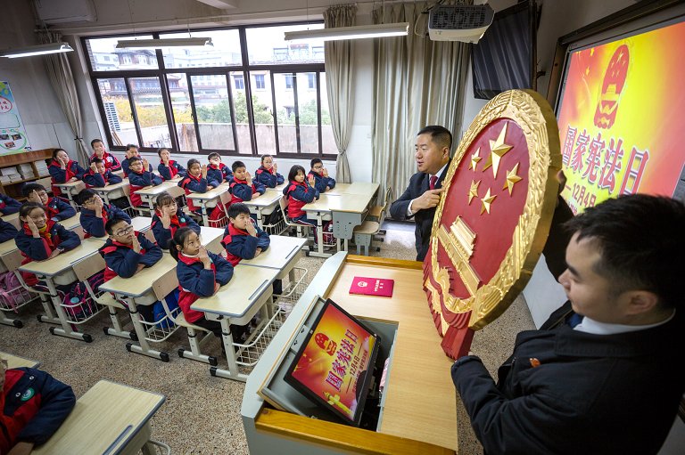 四小学的学|长兴法制教育进校园 共迎国家宪法日