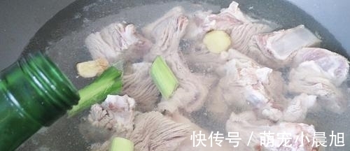排骨|为啥排骨焯水后变得又腥又柴？看完大厨做法才明白，原来用错水了