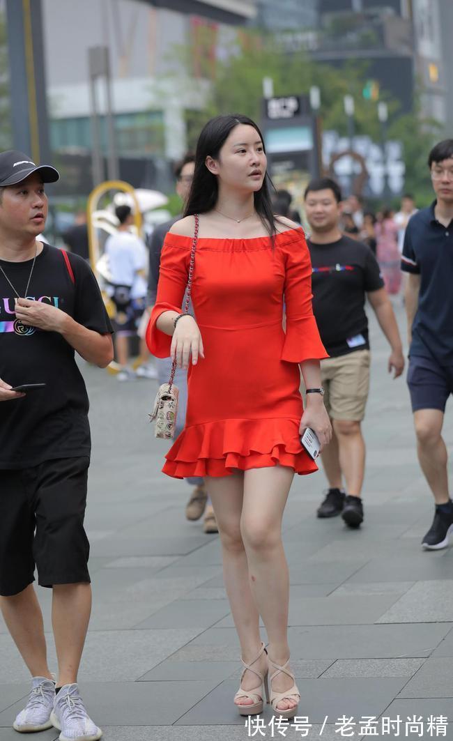 女人味 微胖美女，红色一字领连衣裙搭配高跟凉鞋，光彩夺目很有女人味