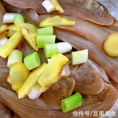 小勺|0失败！！海边人的秘制黄金炸鱼，外酥里嫩上桌秒光