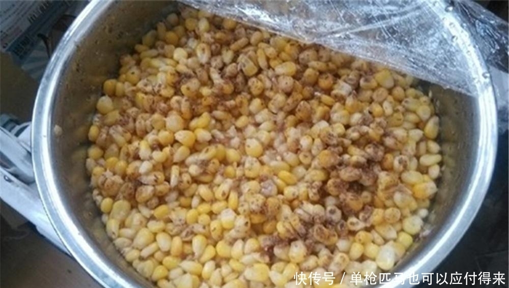 玉米粉|底层大鱼都喜欢“喝酒”，夏季钓大鱼，用这些酒香饵料，小鱼不沾