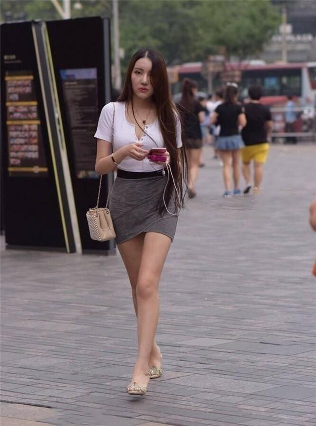 针织开衫 文艺清新的包臀裙装扮低调不失高贵,玲珑身材尽情展露,清爽甜美