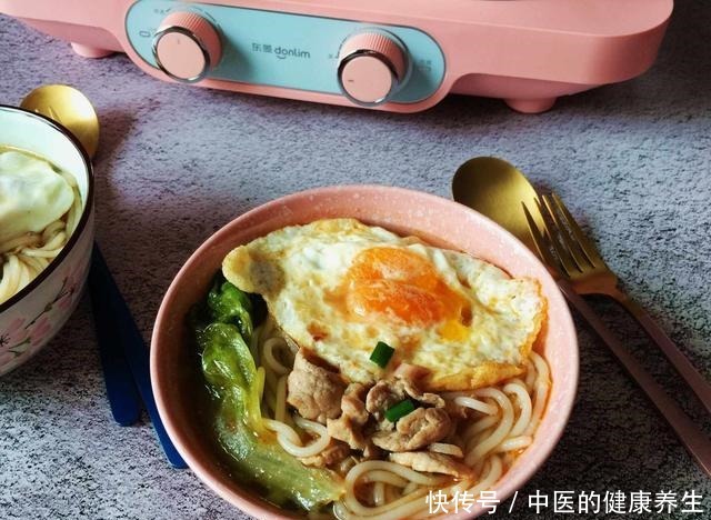 学生早餐不用愁,10分钟搞定,菜肉汤一锅端,一碗管饱不饿肚子