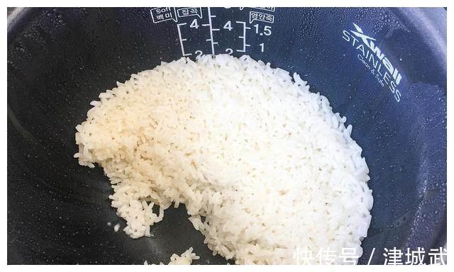 剩饭救星，一个小妙招让你的米饭好吃到爆，五分钟就能上桌！