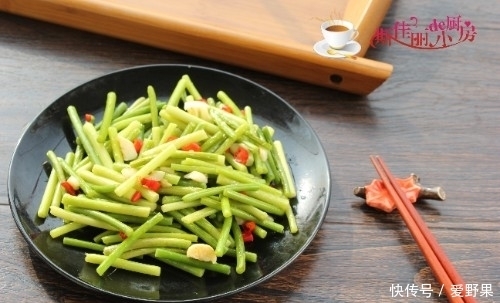 蒜薹|炒蒜薹时,直接下锅炒就错了,大厨教你正确做法,蒜薹更香更入味