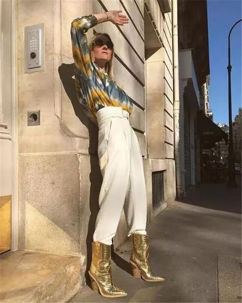 想要显得个子高挑，在颜色方面可以选择同色系的搭配方式。