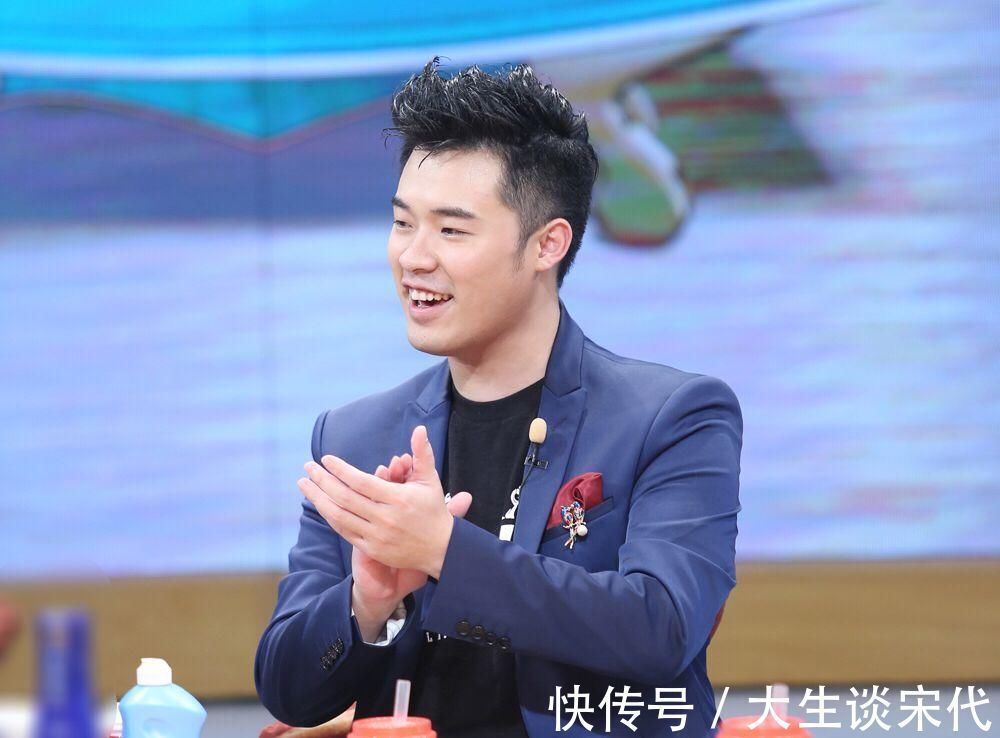 天霸奪冠陳赫請吃大餐,現(xiàn)場合影照曝光,陳赫站的位置有點尷尬!