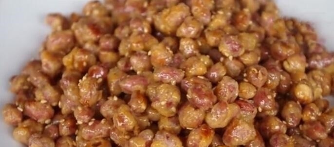 花生里加1个鸡蛋,原来这么好吃,我家常做来吃,放一个月都不坏