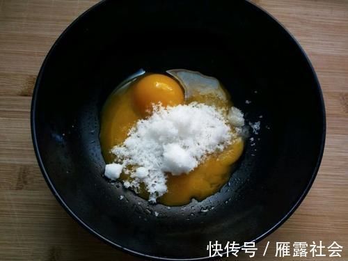 想吃蛋挞不用花钱买，自己在家也能轻松搞定，外酥里嫩很好吃