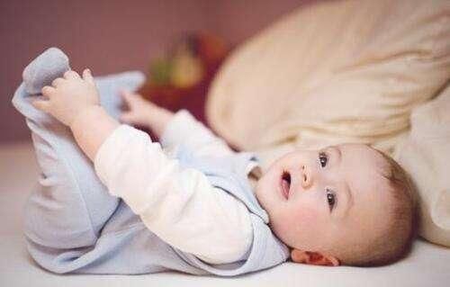 宝妈|宝宝夜里发烧 用冷毛巾敷还是热毛巾?别搞错了延误病情!