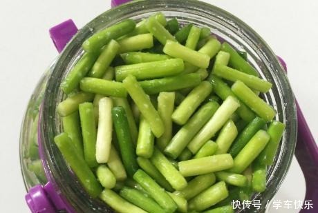 腌蒜苔别直接放酱油,多加1个步骤,蒜苔清脆入味,好吃还下饭
