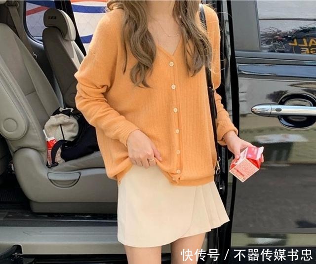 春天的衣服不需要太多，有这件“针织开衫”就足够，配裙子都好看
