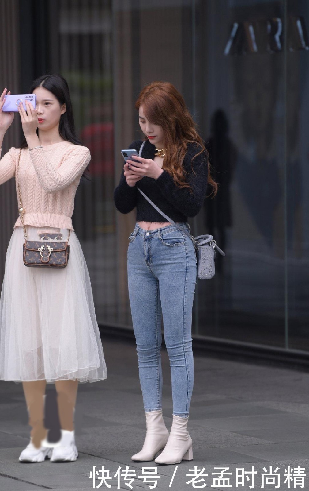 街拍:适合30岁女人的穿搭, 浅蓝色牛仔裤+高跟短靴, 大气不失优雅!