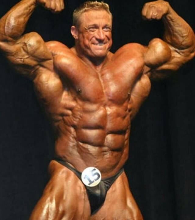 竞技|47岁健美巨匠,臂围高达61厘米,与卡特罗尼同台竞技不分伯仲