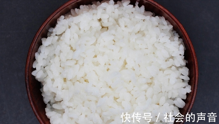 搅拌均匀|酱油炒饭,要想颜色红亮味道香,米饭粒粒分明,还得多做这一步