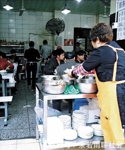 老板|男子餐馆吃饭,每次都点同样的菜,一个月后,老板脸色大变