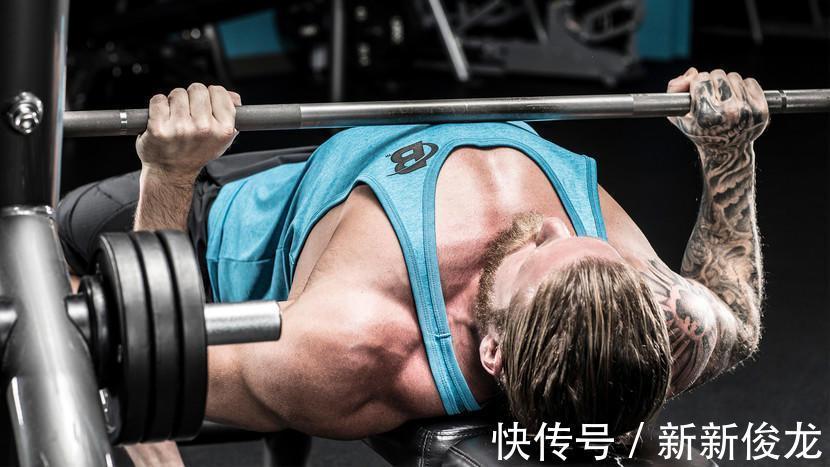 斜杠铃|很多人都喜欢练胸，具体怎么练呢，教你如何锻炼中上部胸肌