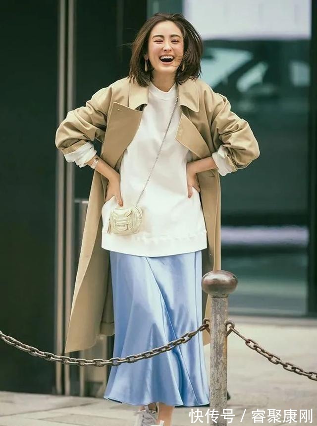 随性|卫衣+半裙=早秋最火混搭套路，时髦又有女人味