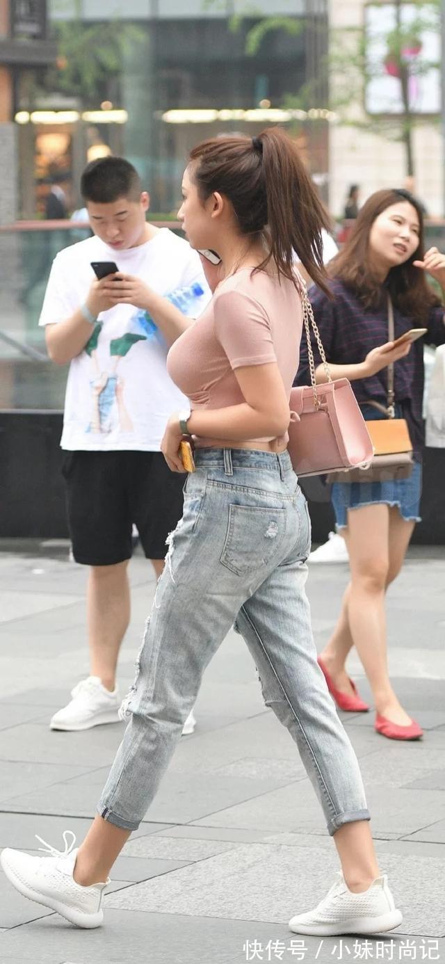 街拍|街拍美女:瓜子脸小姐姐扎着马尾,破洞牛仔让人驻足凝望