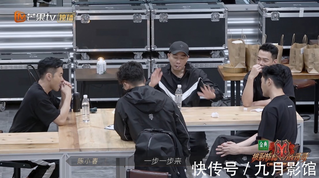 《披荆斩棘》首轮淘汰不看人气？大湾区意外垫底，陈小春自请出局