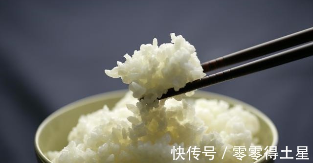 大米|蒸米饭千万不要只放清水，南方老保姆教你一招，米饭香甜又松软！