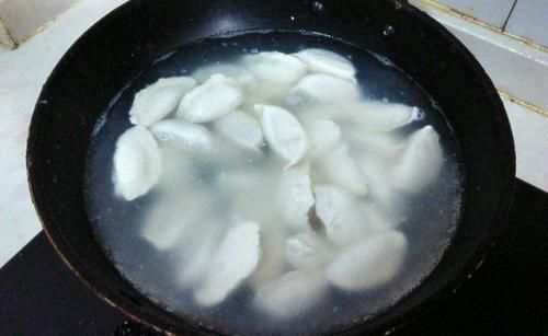 不盖|煮饺子时,盖锅盖还是不盖锅盖多数人做错了,难怪饺子老破皮