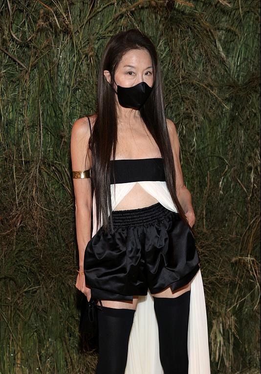 露肤 72岁王薇薇中餐厅独自过年,连换4套红礼服戴7个戒指,隆重却土味