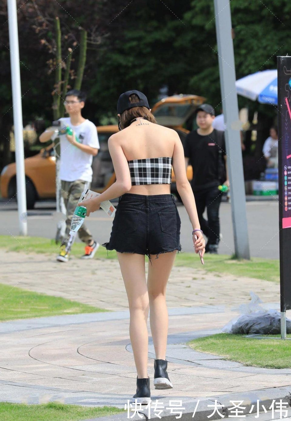 高帮鞋|美女街拍:气质美女颜值这么高,微微一笑是那么的动人,好想帮她买一杯奶茶