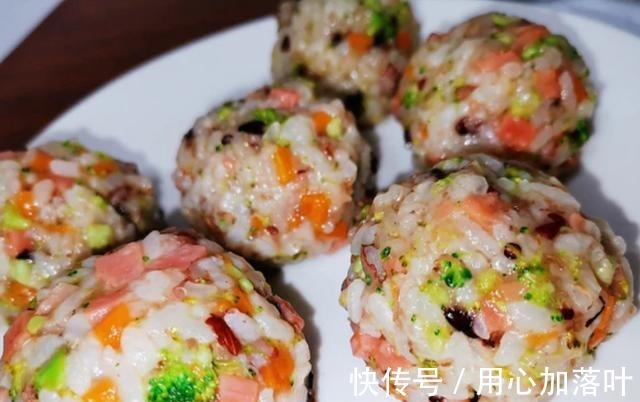 想吃火腿蔬菜饭团不要去早餐点买了,香软可口,简单易学更健康!