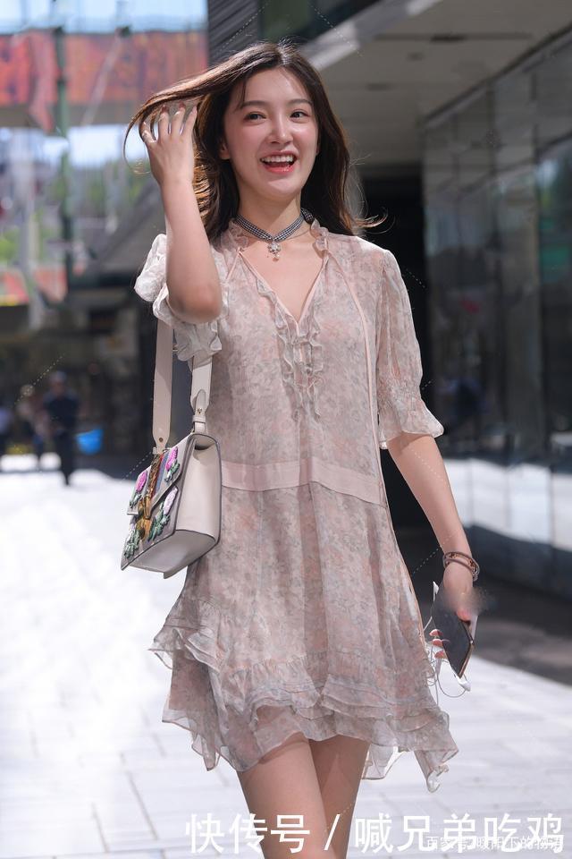 裙装穿搭加上饰品的“帮忙”,让造型富有细节感,精致又耐看