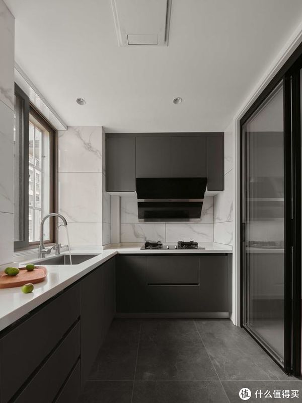 背景墙|南京夫妻129㎡的家,坚持全屋打满柜子,效果不是一般的大气实用