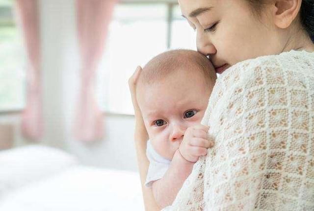 依恋感|小婴儿最爱的人是父母？错过重要的“依恋期”，孩子不跟爸妈亲