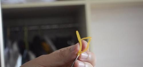 易拉罐|今天才知道,易拉罐拉环上套根橡皮筋,有一个隐藏实用功能,太棒了