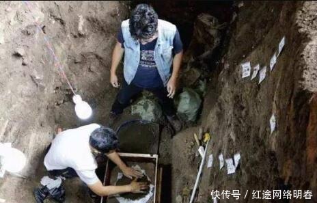 农民把地窖建在古墓上,考古队赶来,挖出价值6亿的珍宝